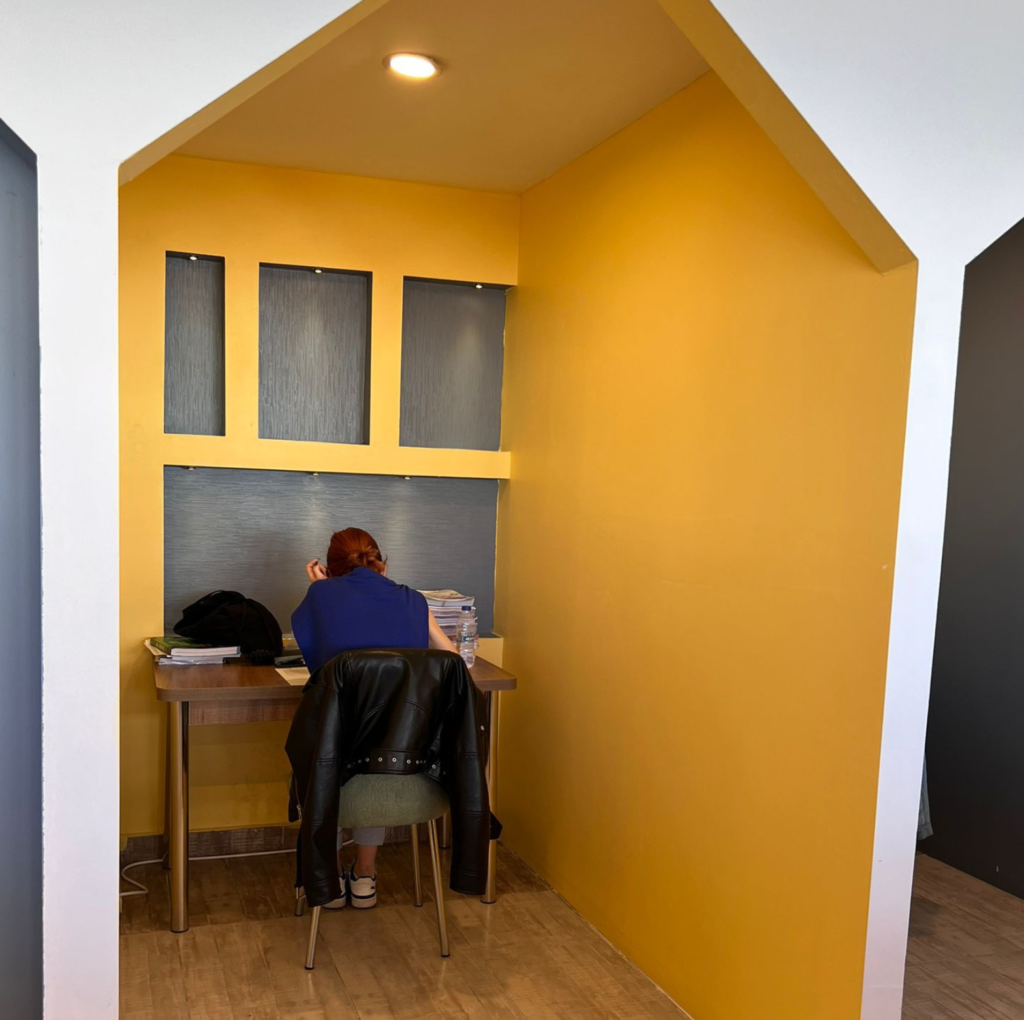 Modern bir kütüphane ortamında sessiz bireysel çalışma kabinleri