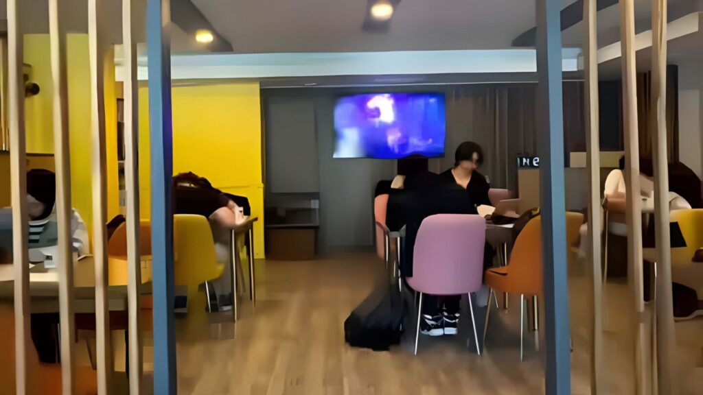 4K VIP Kütüphane’nin modern ve rahat ortamında ders çalışan bir öğrenciler